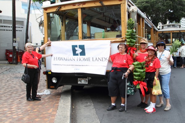 Homesteaders and DHHL staff helped to decorate the DHHL trolley for the parade. Photo: Phillip Spalding